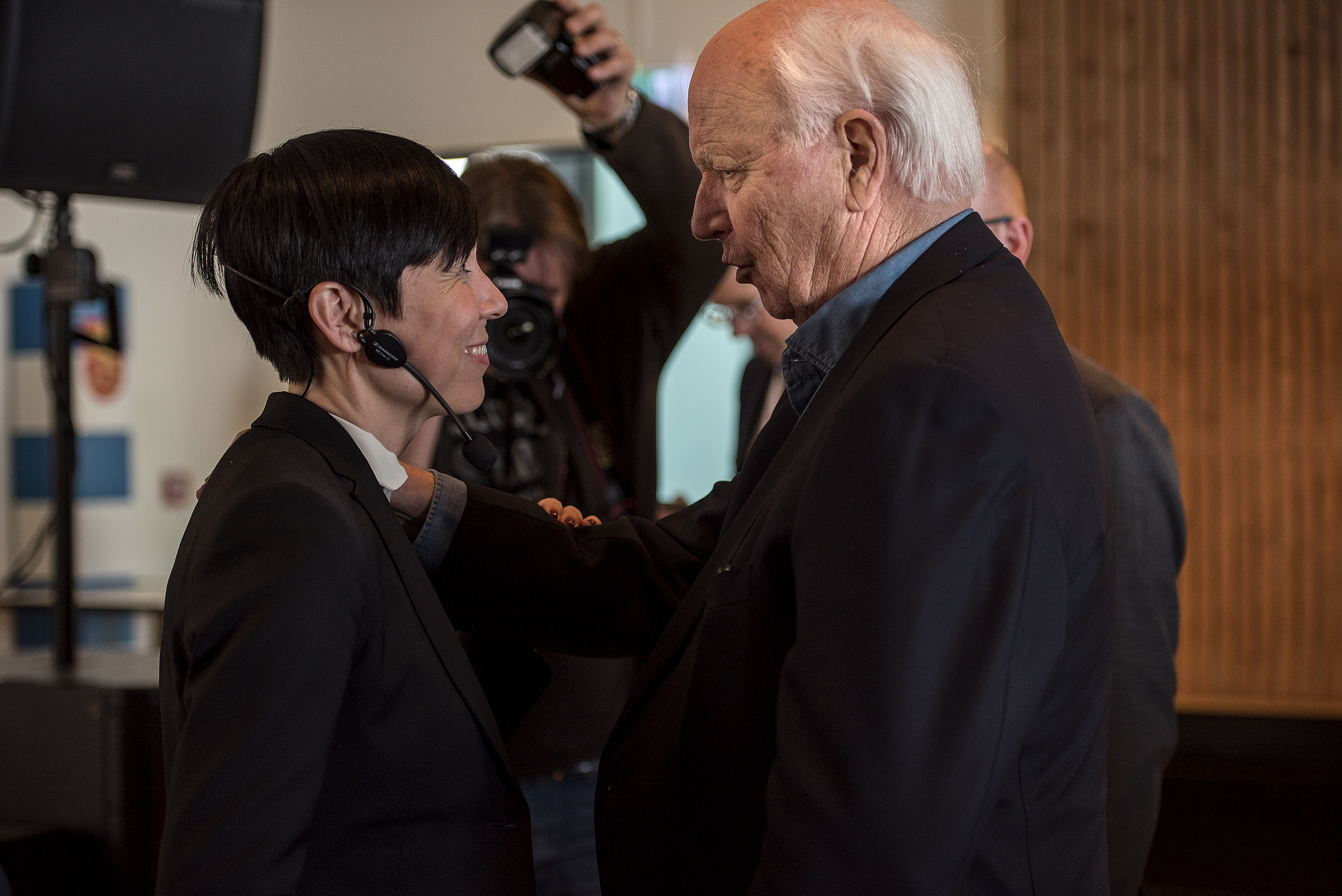 Thorvald Stoltenberg møter Ine Marie Eriksen Søreide under hennes første offisielle møte i Kirkenes som utenriksminister.