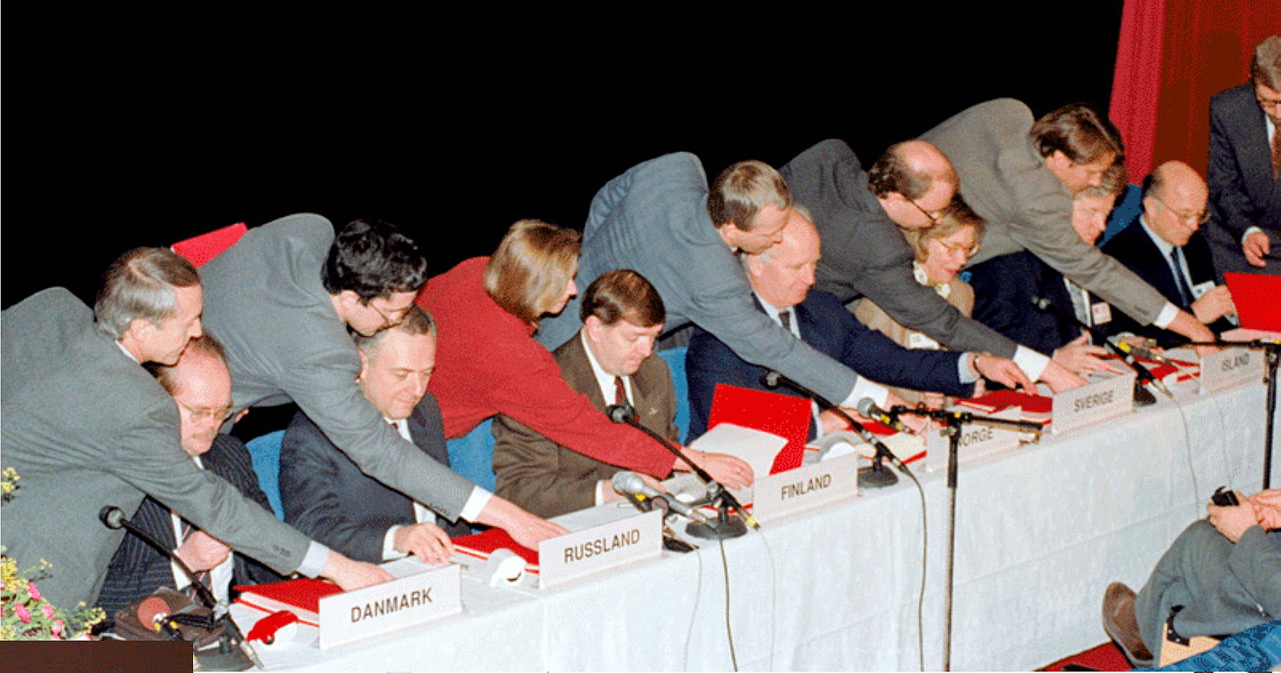 Som utenriksminister signerte Thorvald Stoltenberg Kirkeneserklæringen i 1993 sammen med sine kolleger fra Russland, Finland og Sverige.