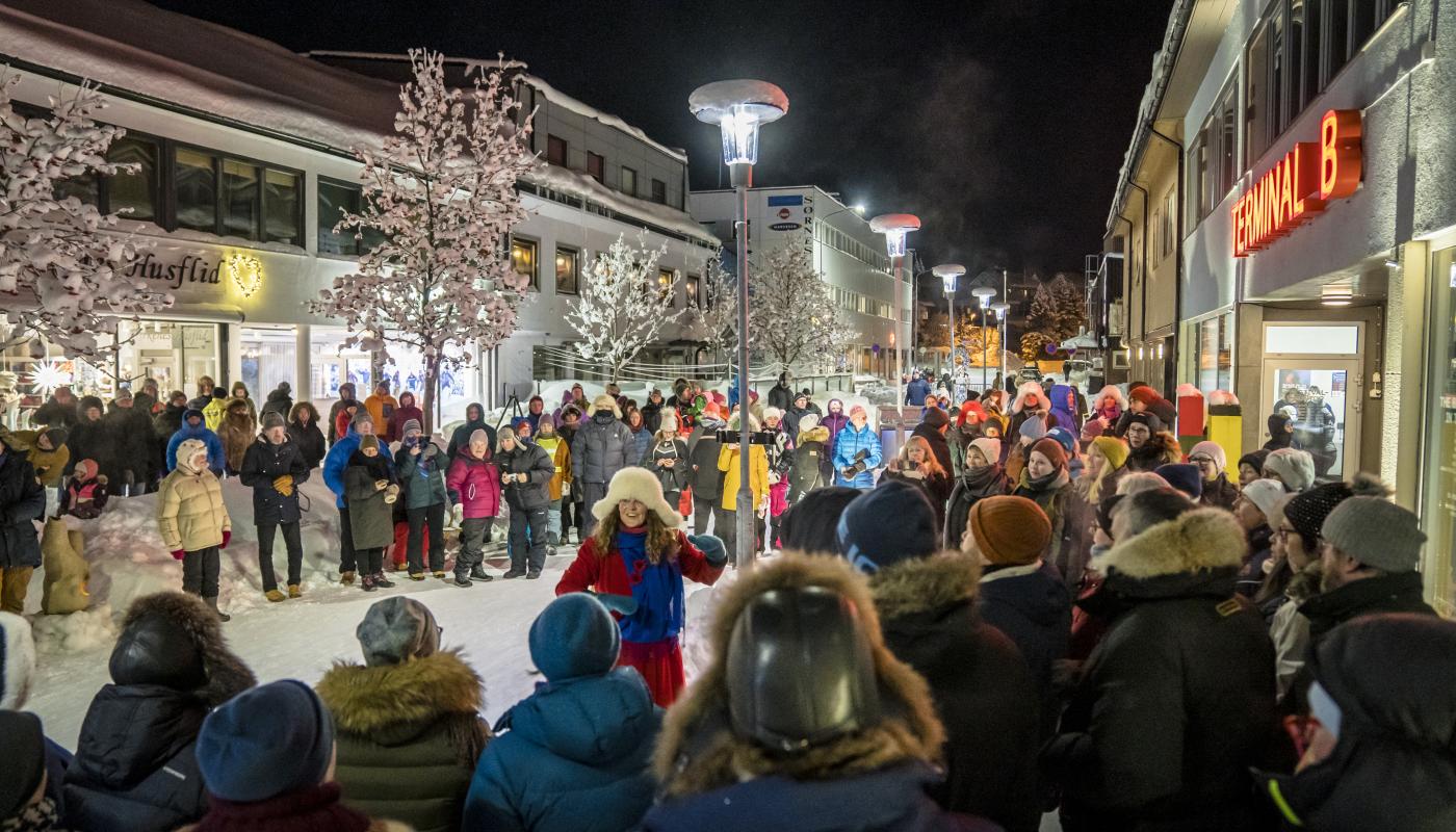 Bildet viser folkemengde under Barents Spektakel.