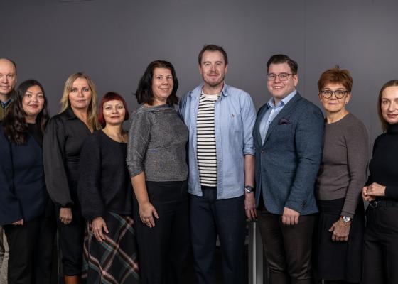 Fra venstre Aslak Ballari, Natalie Andersen, Ann-Iren Martinussen, Margrethe Alnes, Marit Egholm Jacobsen, Kenneth Stålsett, Ronni Fawaz-Pinstrup, Kim Stenersen og Elizaveta Vassilieva. 