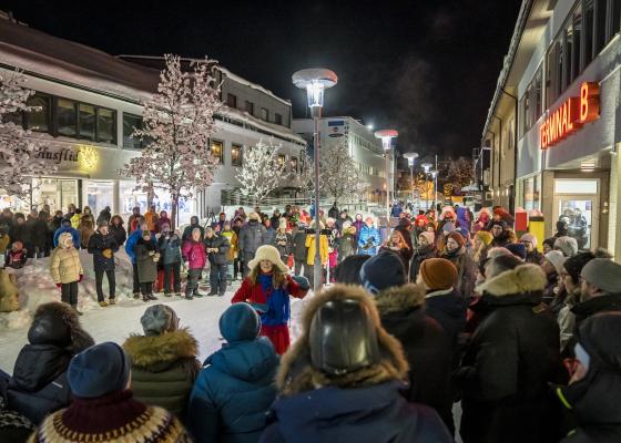 Bildet viser folkemengde under Barents Spektakel.