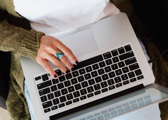 Skriver på datamaskin (pexels).